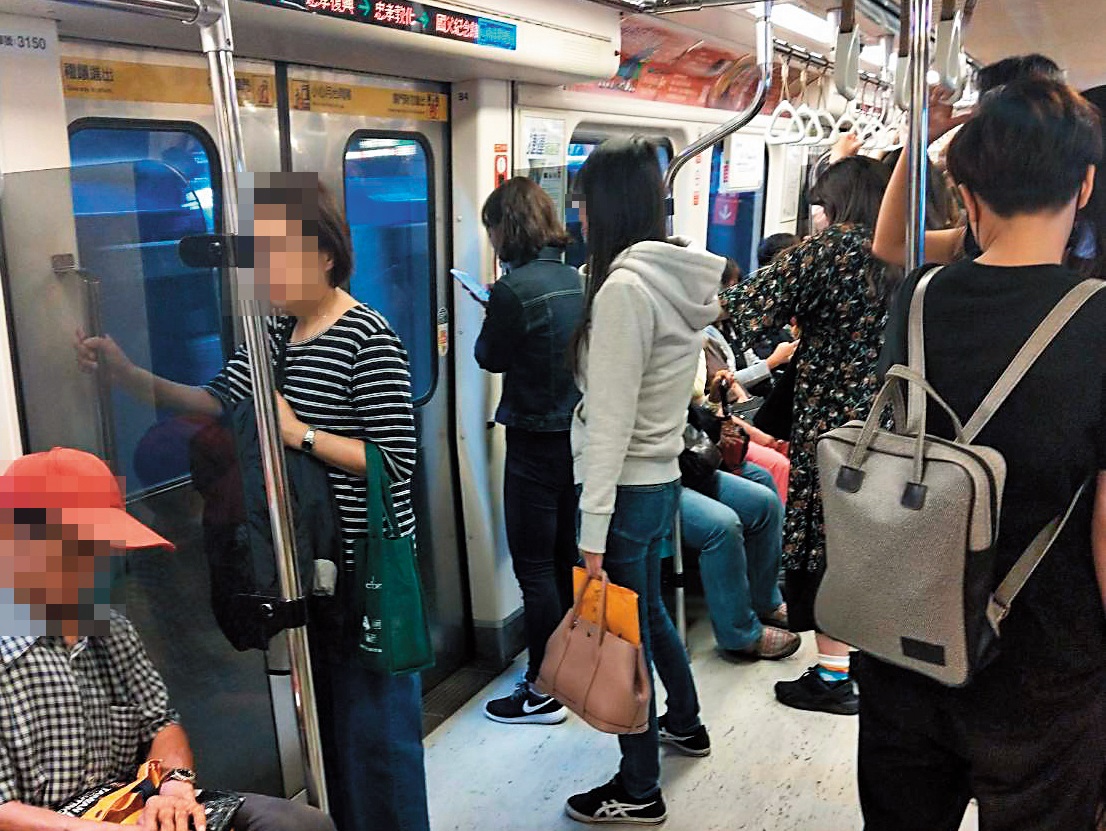 身價上億元的小婷（灰衣女）生活低調，出門常搭捷運。