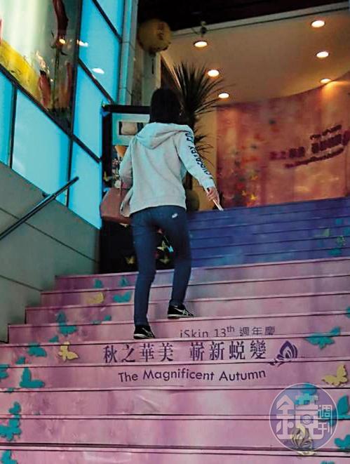 酒店小姐小婷平常衣著樸素,與在酒店的打扮判若兩人。
