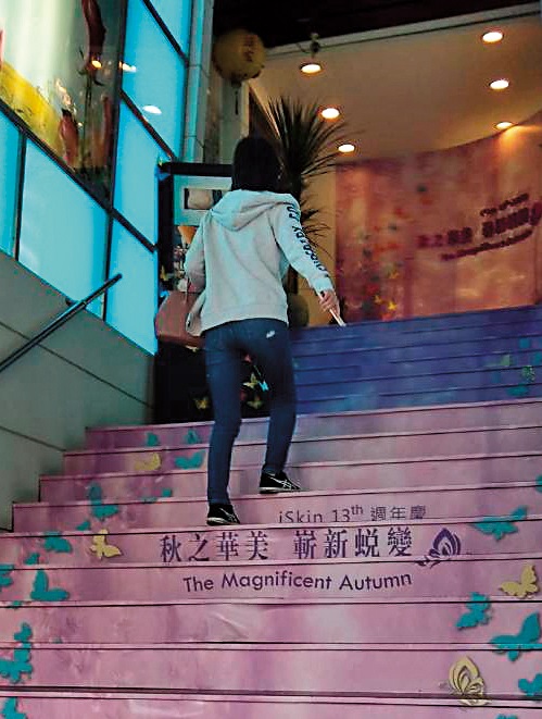 酒店小姐小婷平常衣著樸素,與在酒店的打扮判若兩人。