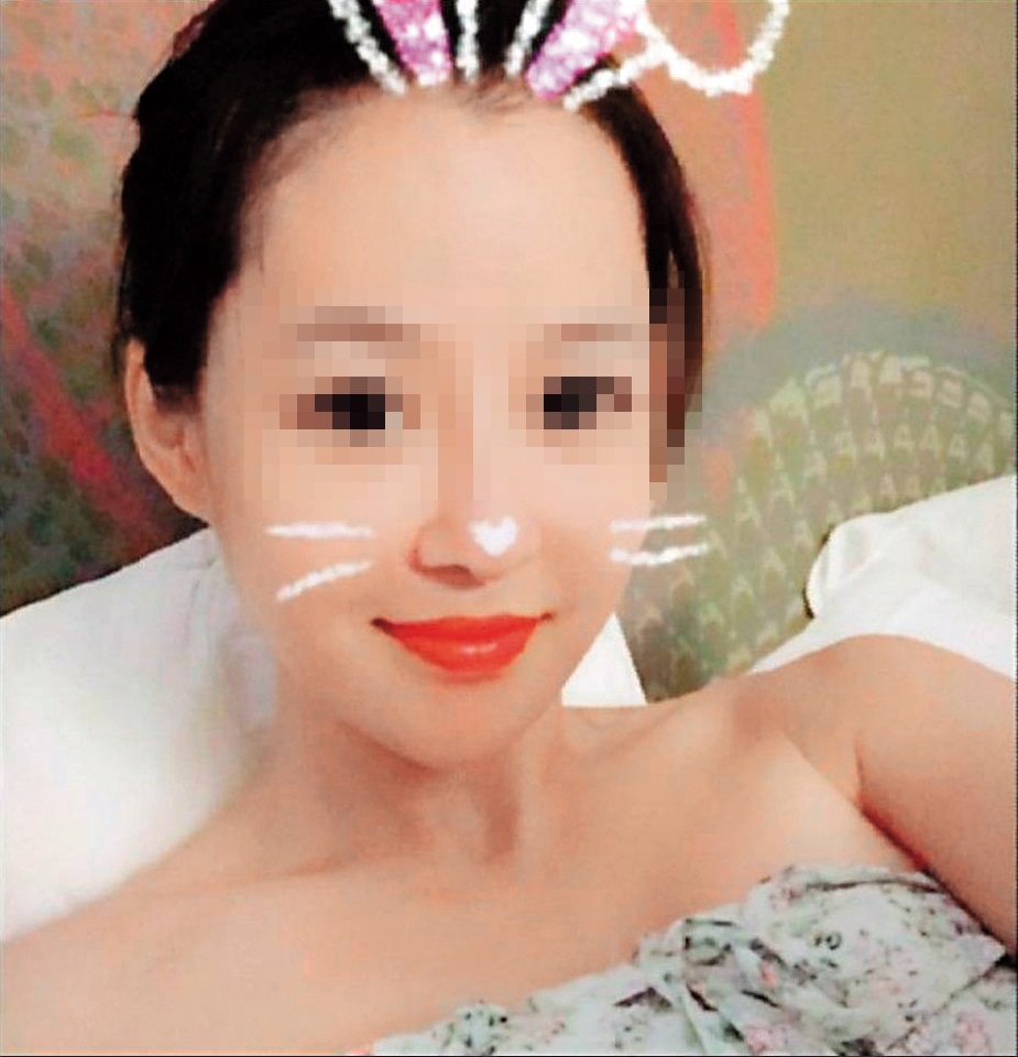 長相甜美的四十三歲酒店小姐小婷,平常也會自拍Q版照片。(翻攝畫面)