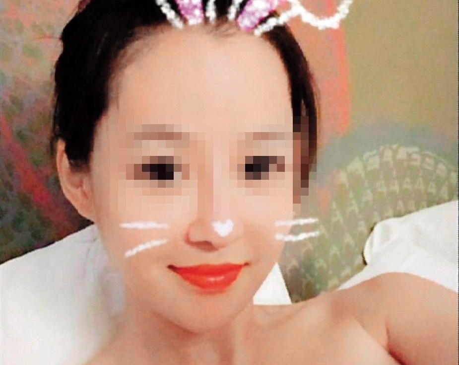 長相甜美的43歲酒店小姐小婷，平常也會自拍Q版照片。（翻攝畫面）
