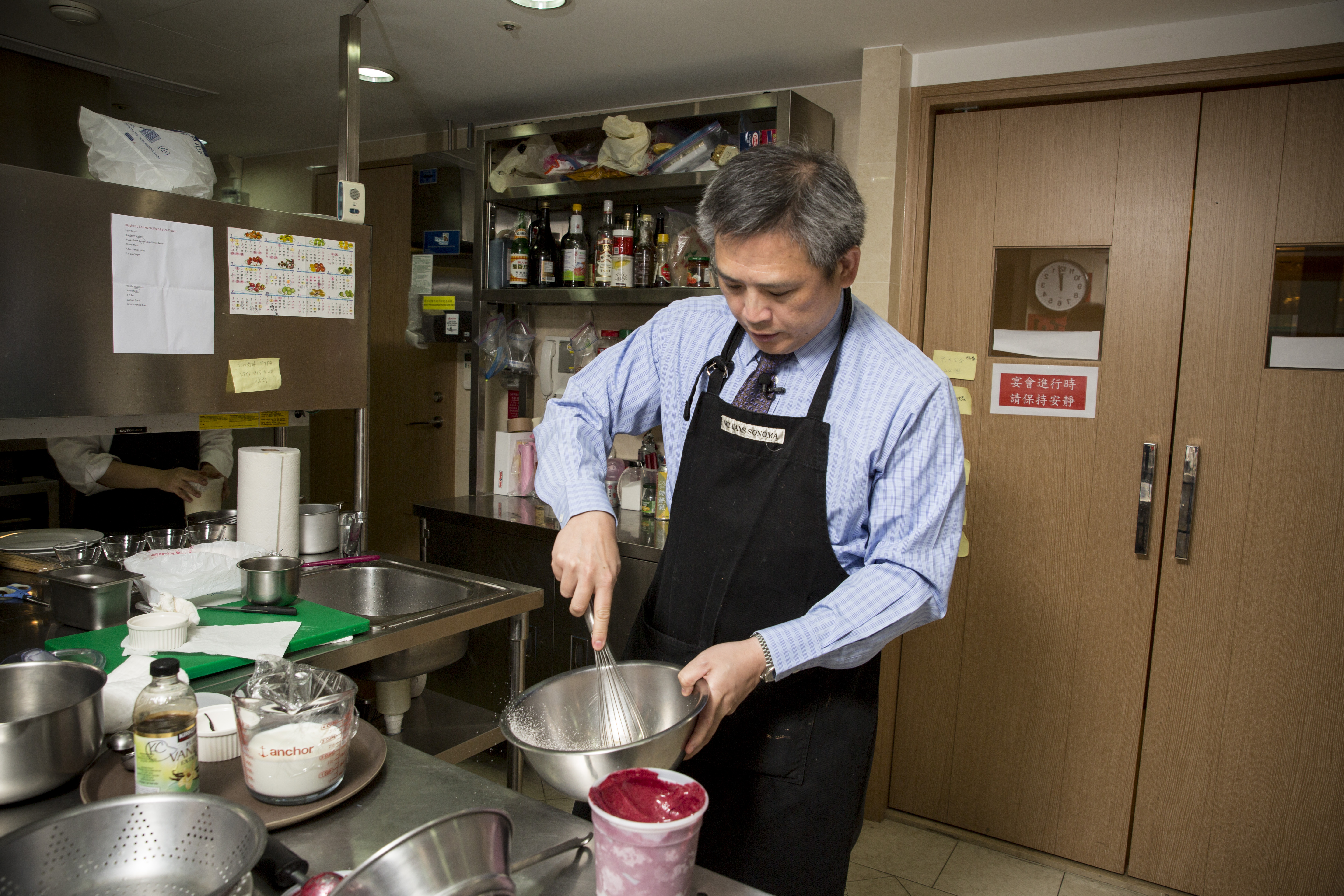 梅健華說自己從前頗愛做菜，但來台後鮮少下廚了，如今廚房設備中最常用的是10年前妻子送他的冰淇淋機。