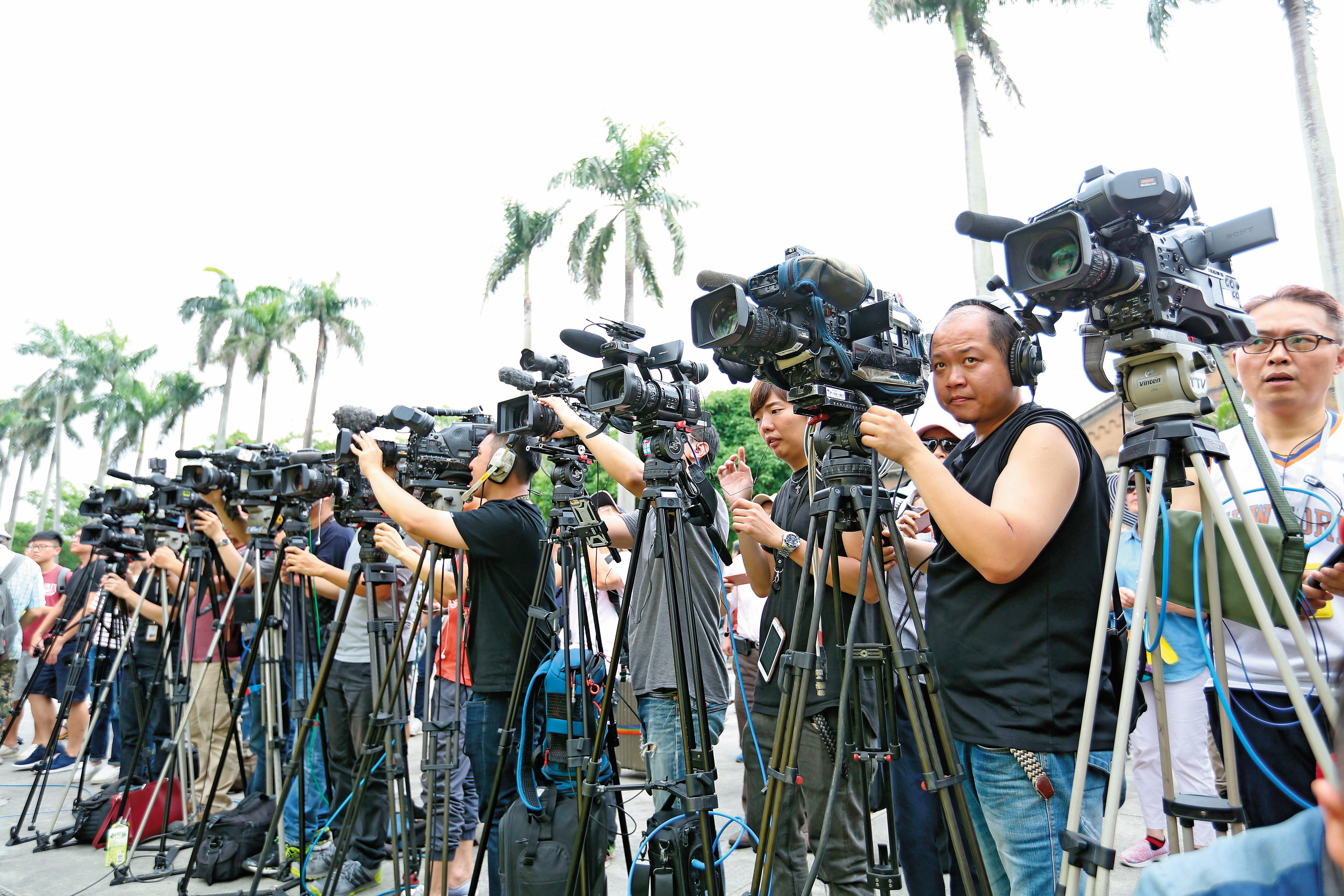 先進國家對假新聞的態度，均謹慎而為，不願立以專法，全面掃蕩假新聞，以免損及言論自由，殃及民主根基。