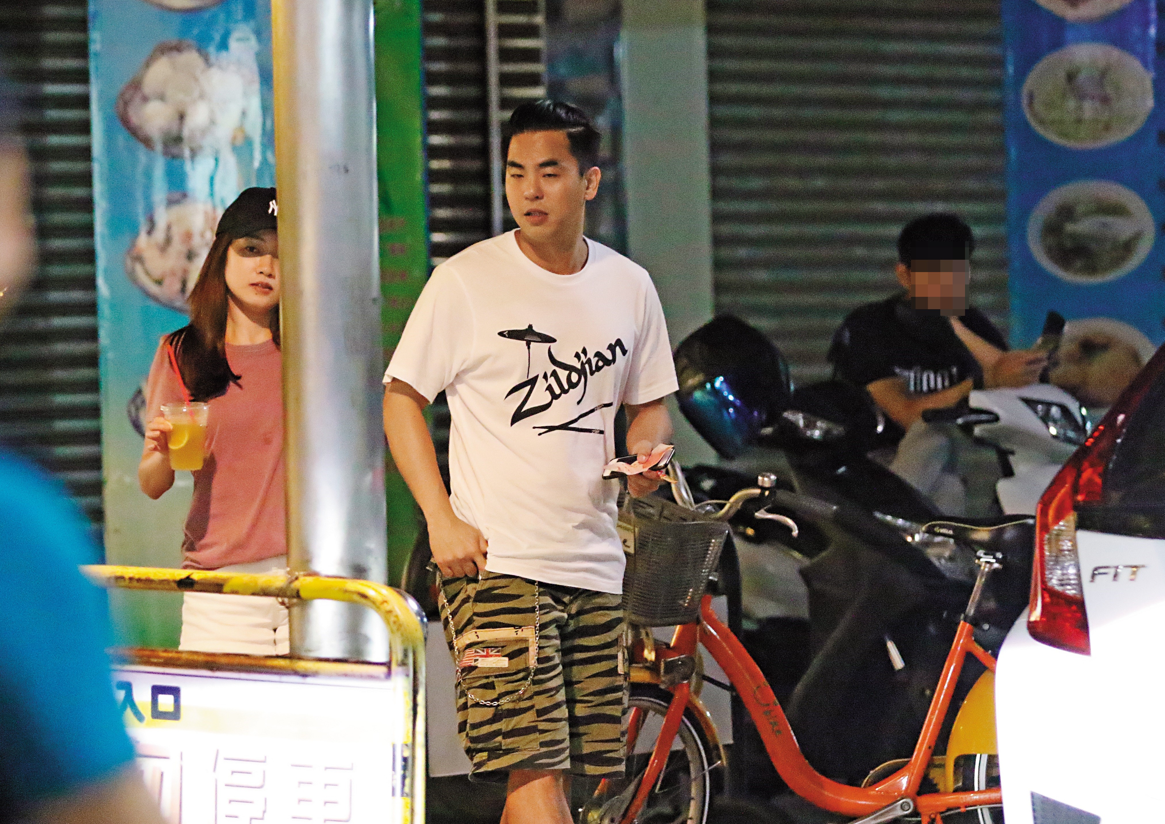 6月25日21:15柯有倫藏了2年多的女友終於曝光，站在小肚腩突出的柯有倫身旁顯得個頭嬌小，正面示人模樣清秀。