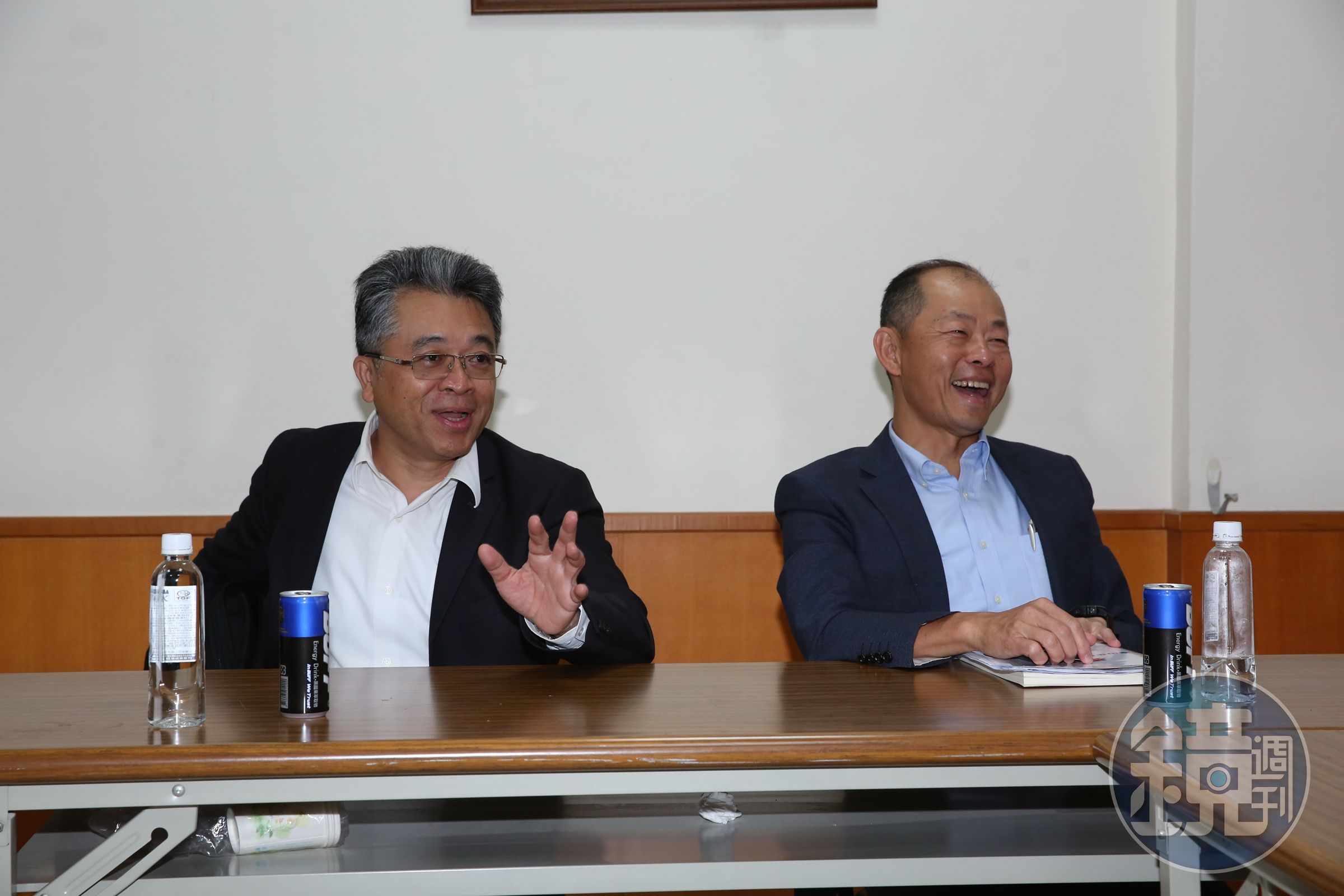 詹逸宏（左）聯合家族成員與盟友，一同抵禦市場派。