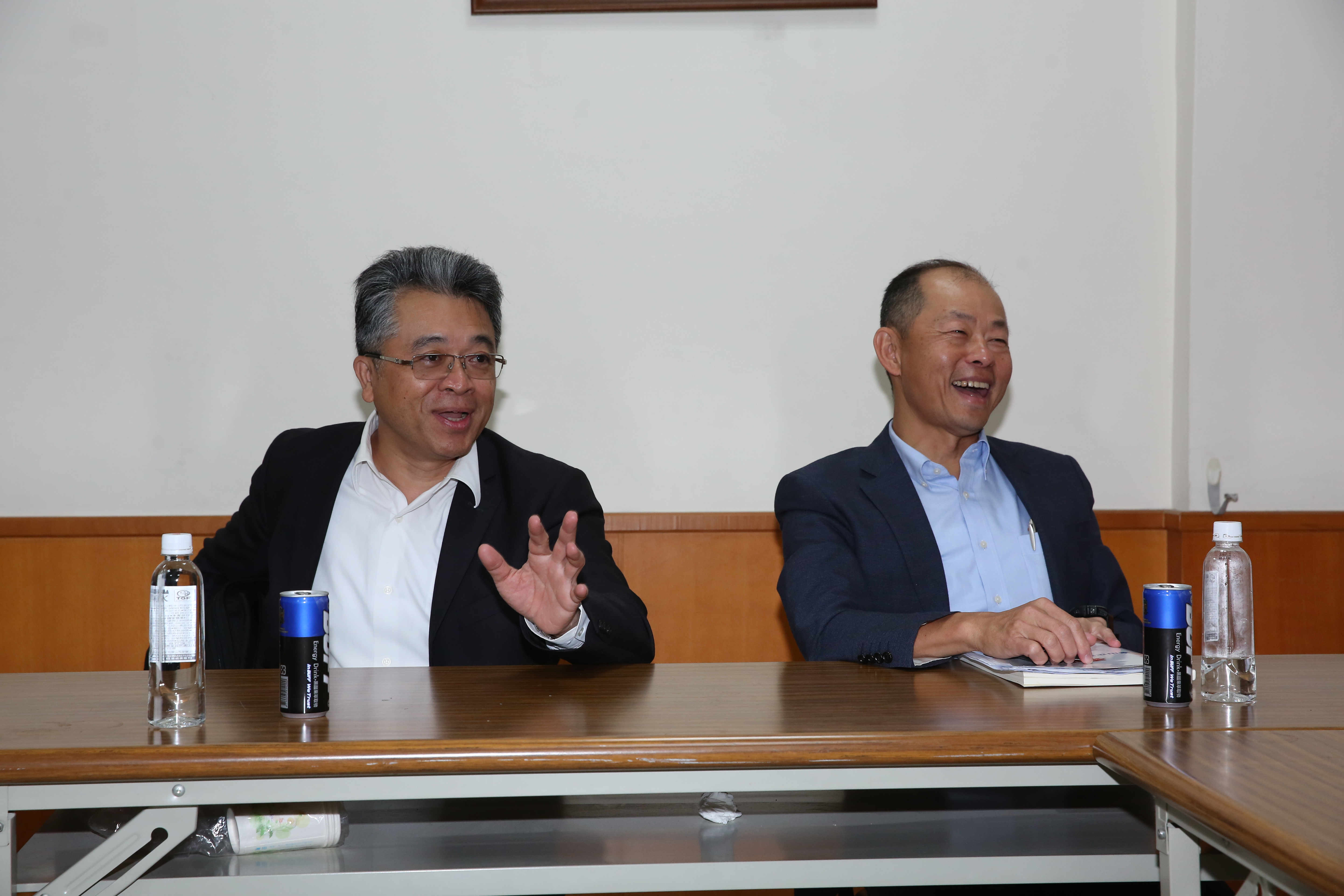 詹逸宏（左）聯合家族成員與盟友，一同抵禦市場派。