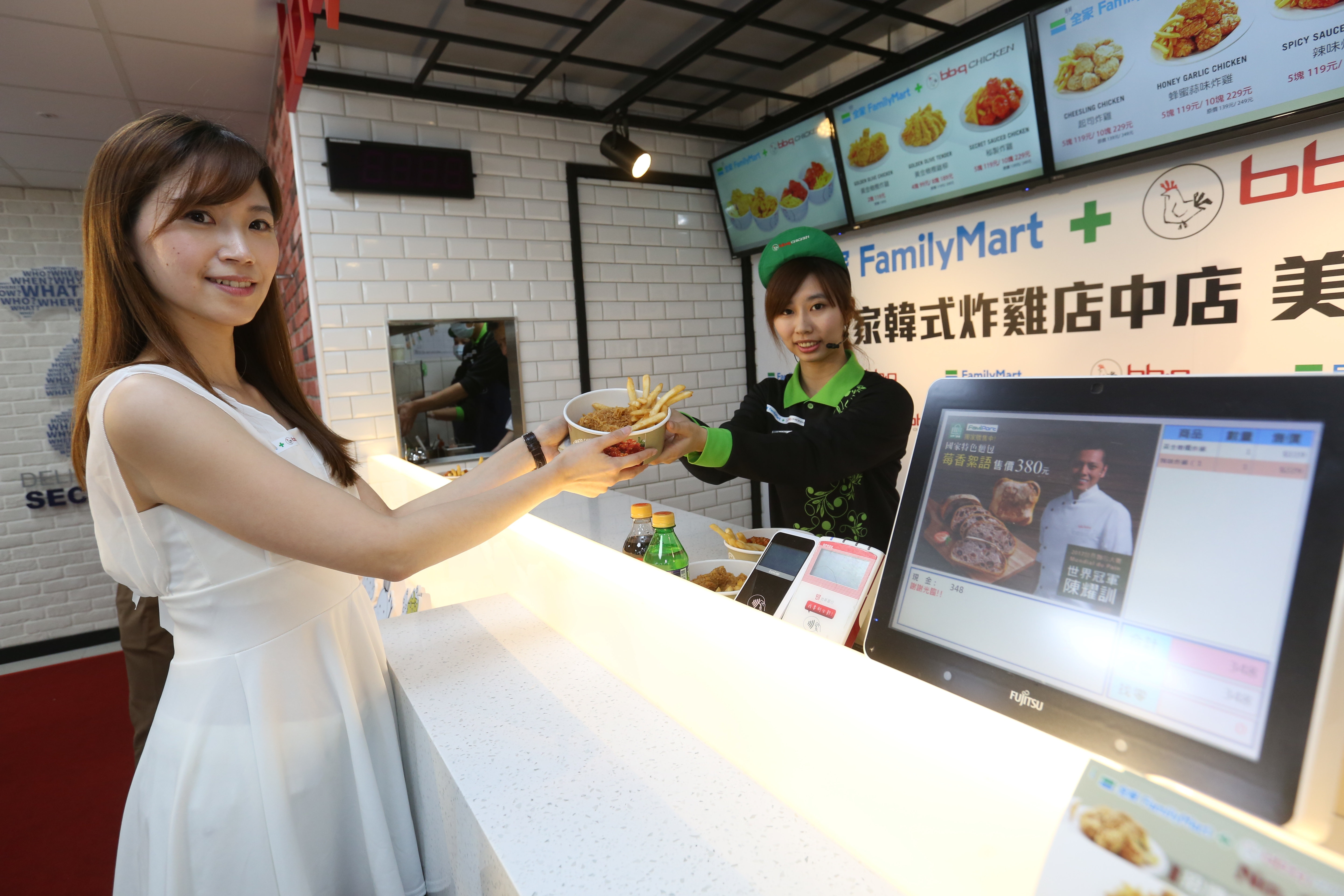 全家近來積極發展複合店，帶動去年營收、獲利雙創新高。