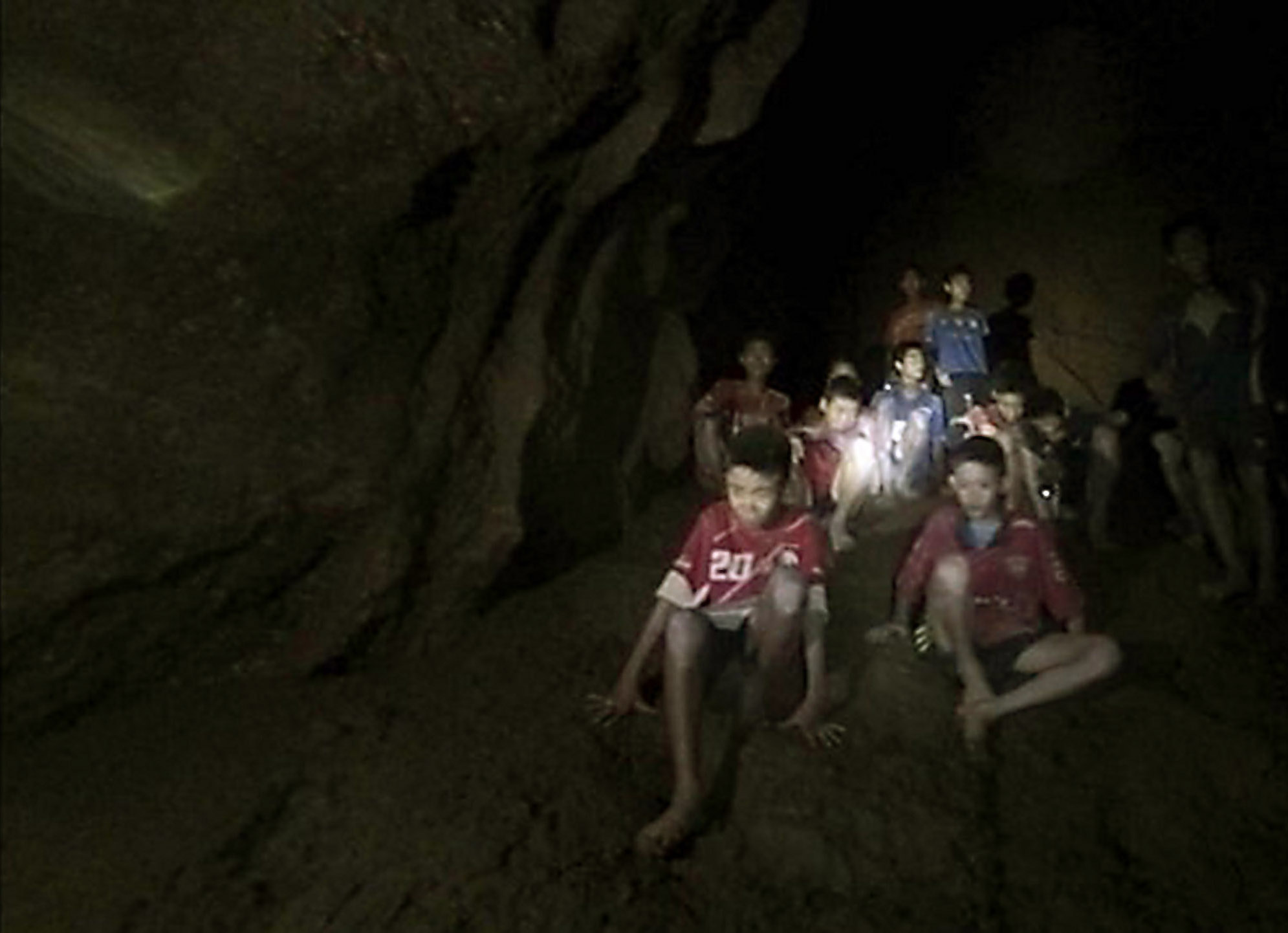 泰國清萊失蹤的12名少年與同行的教練，在連日緊急搜尋後終於被找到並全數存活。（東方IC）