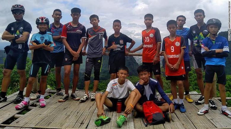 失蹤的足球少年與他們的教練在其教練臉書中的合影。（CNN/Facebook）