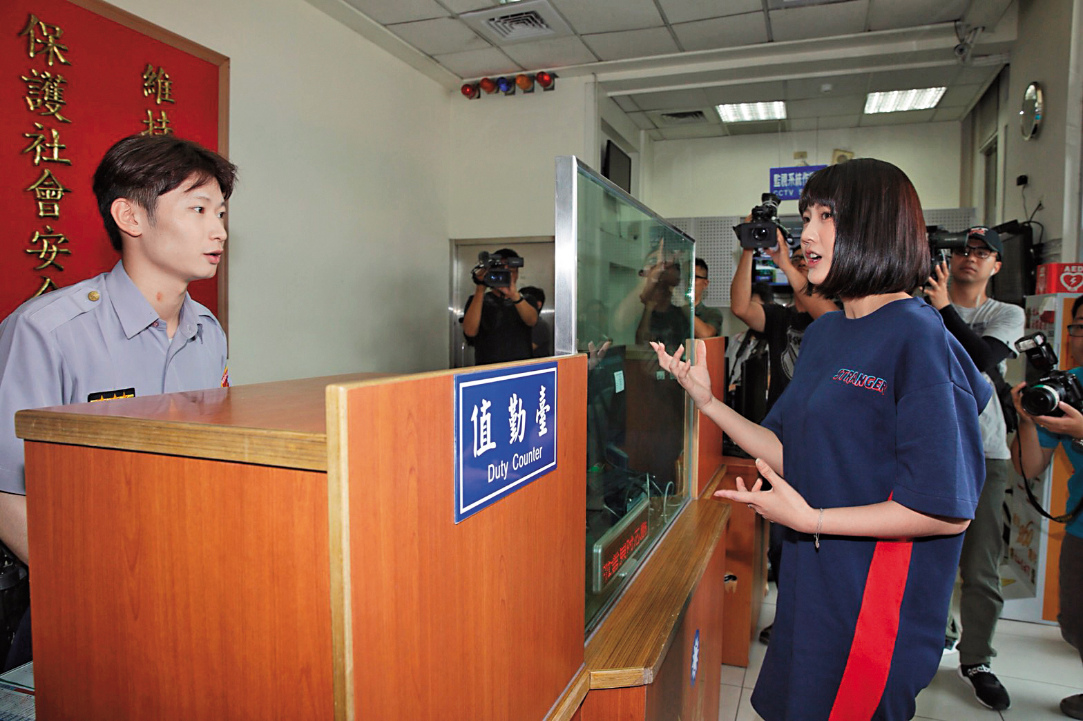 21歲的四葉草（右）從網路爆紅，成名後負面新聞也不少，日前IG遭駭客盜帳號，發文及追蹤粉絲全都消失，氣得她2日上警局提告。