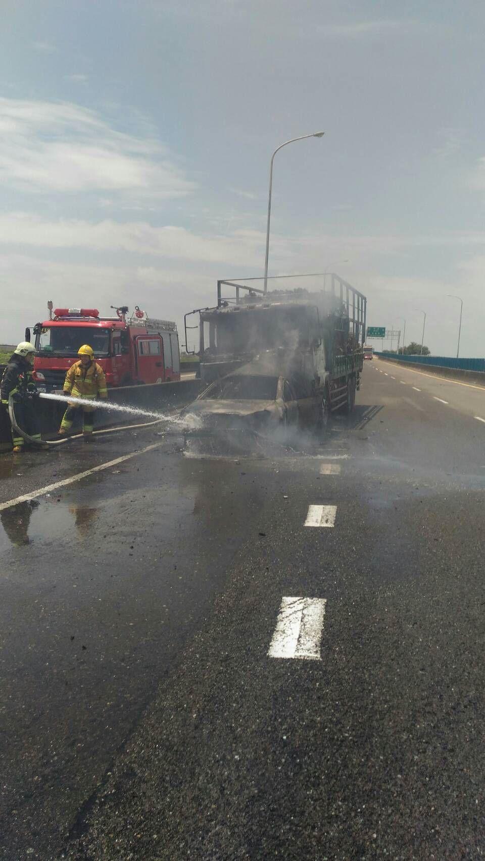 運蚵車司機酒駕追撞小客車引發火燒車,一名乘客當場被燒成焦屍。