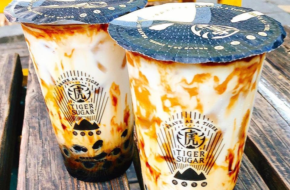 「老虎堂」近日遭離職員工爆料，店內使用是桶裝黑糖漿，成分還包含了焦糖色素。（翻攝自老虎堂Tigersugar粉專）