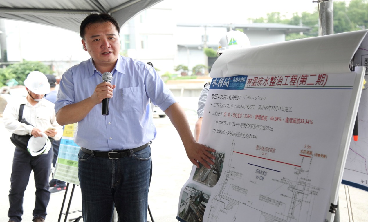 高市水利局積極推動多項水利建設,圖為林園排水整治工程視察。