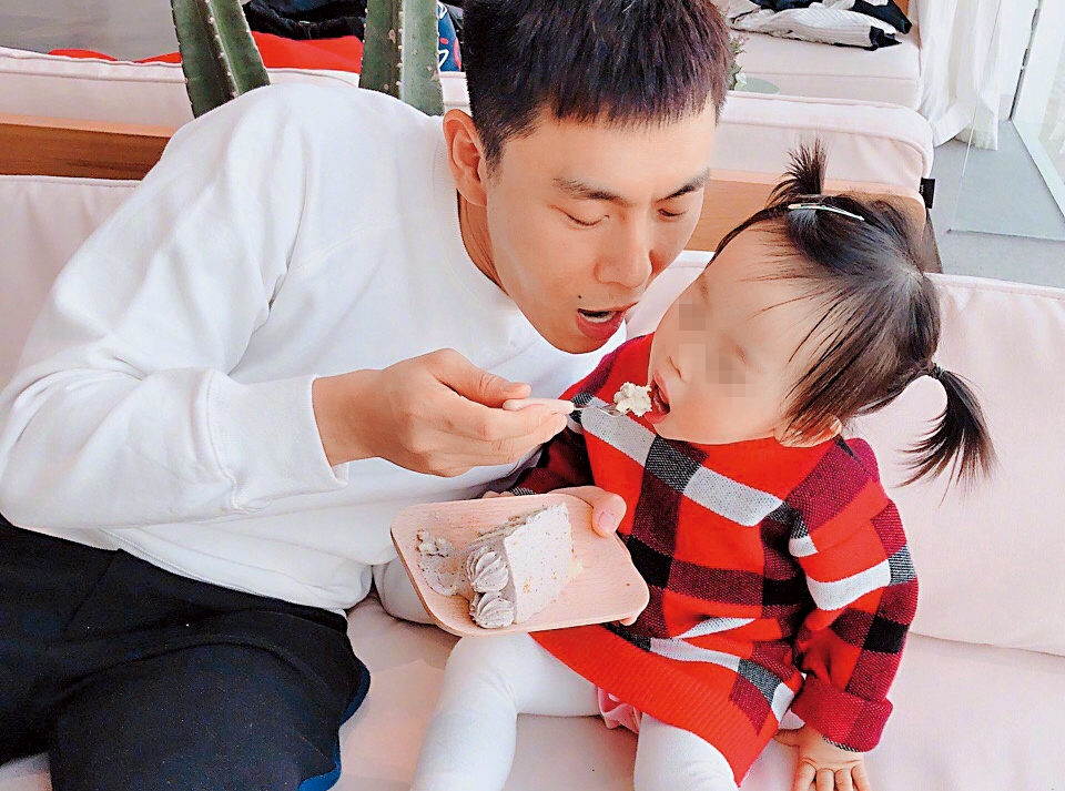 伊能靜跟再婚的秦昊生了「小米粒」，對於高齡產婦的她很不容易，但她說因為喜歡小孩還想再生。（翻攝自伊能靜微博）