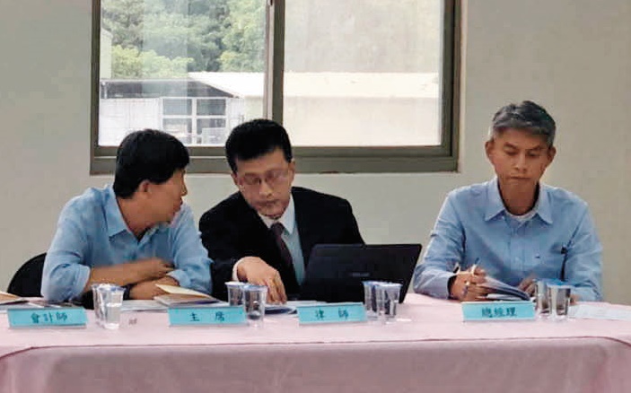 群豐召開股東常會，由董事長卓恩民（左）主持，股東忿忿不平，質疑經營不善。