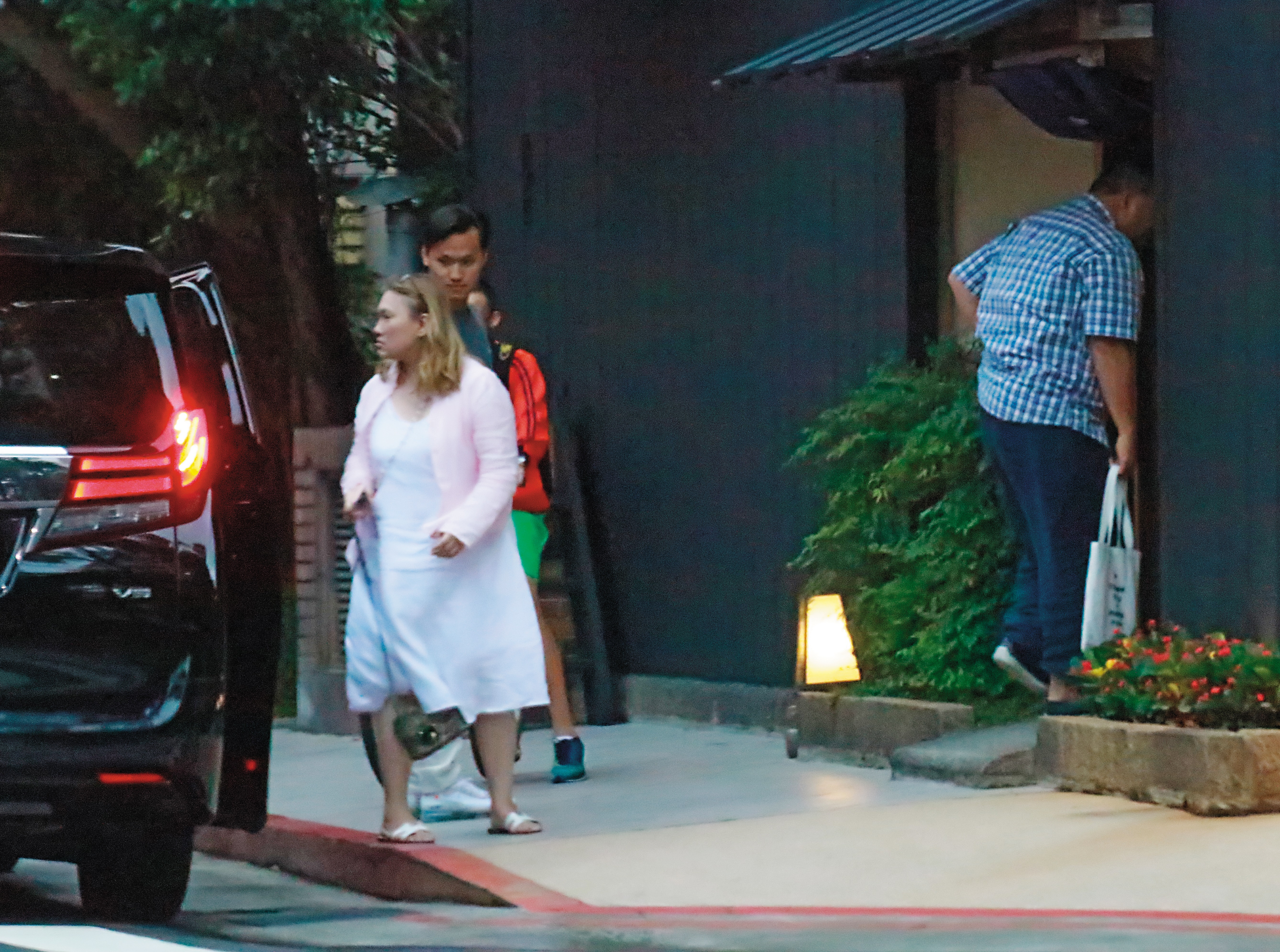 趙士強與陳珮雯母子一同到高級日本料理店用餐。