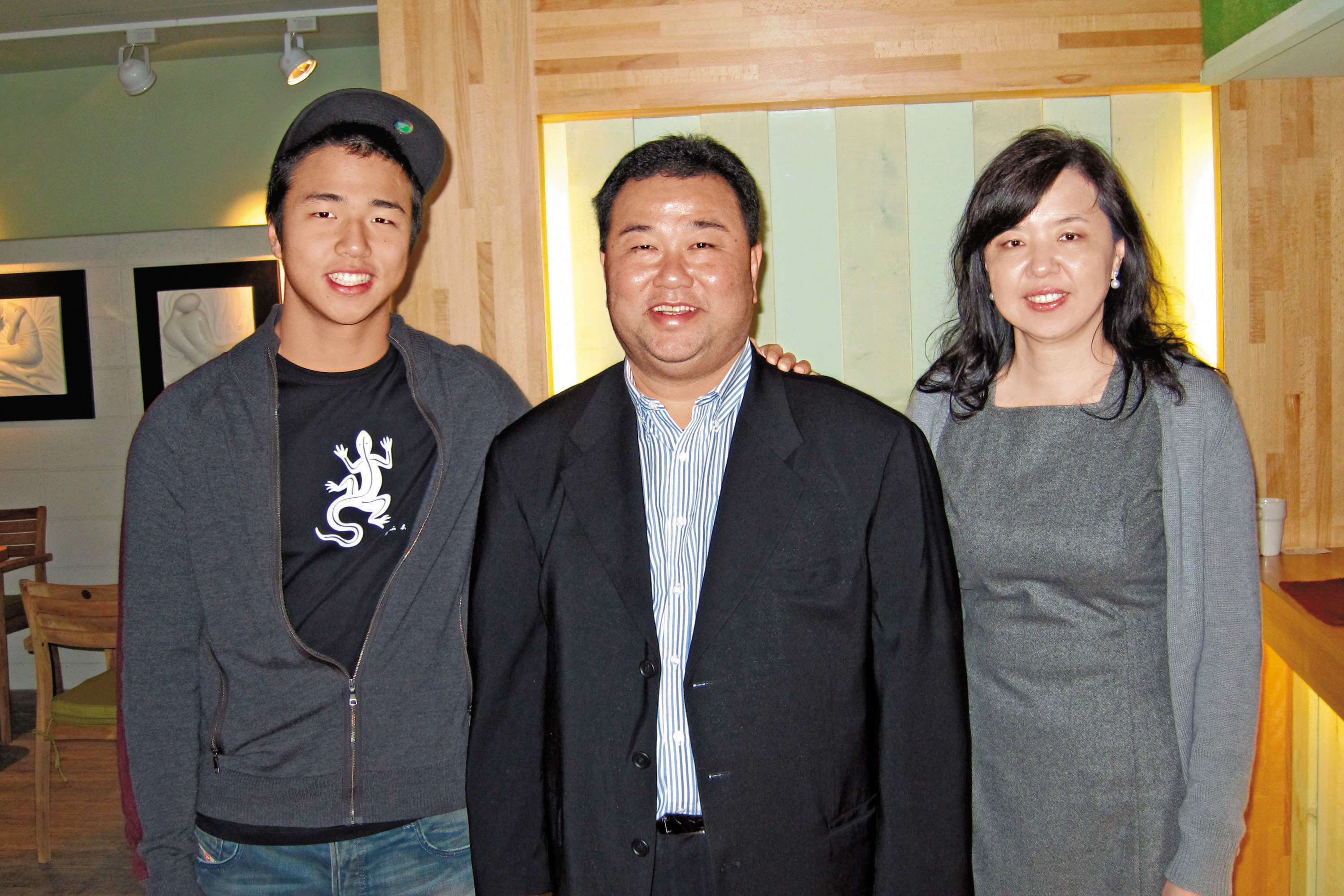 今年是趙士強與前空姐老婆伍永文結婚第20年，獨子趙毅則在美國讀書。（中央社）