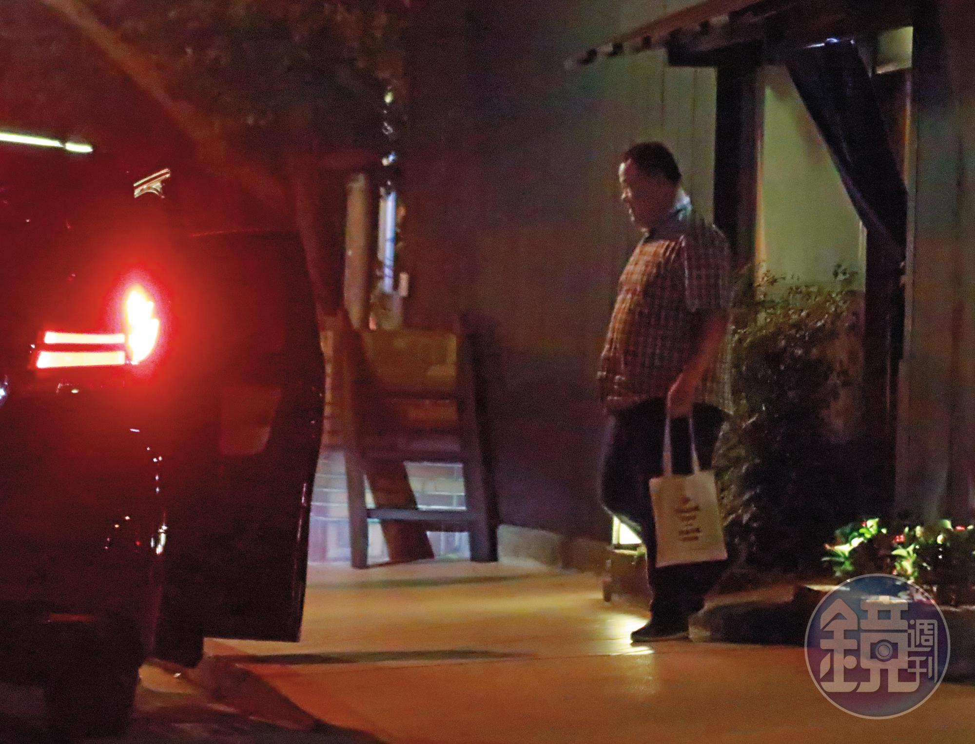 吃完飯後,盡責的趙士強回到董事長家中繼續「加班」。