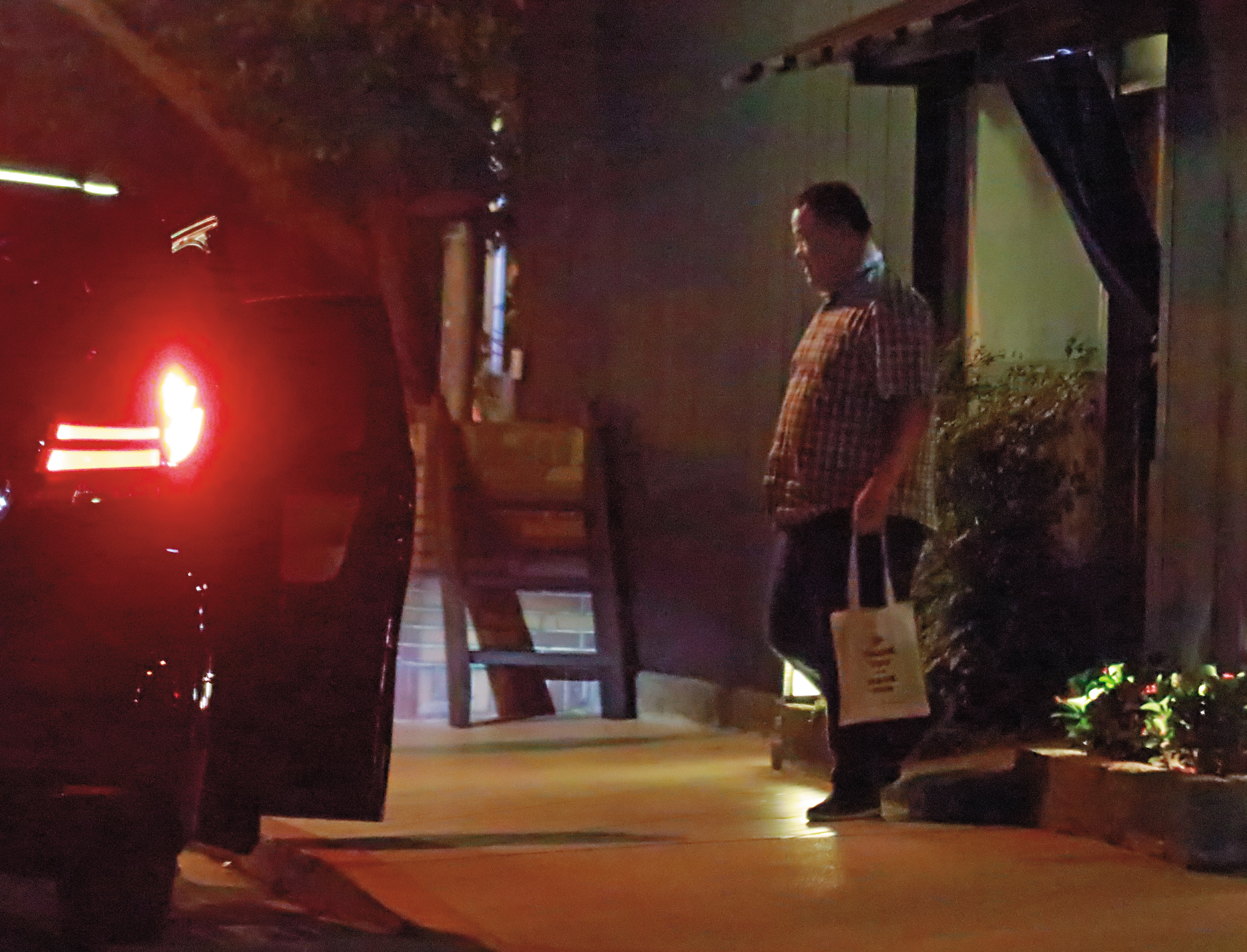 吃完飯後，盡責的趙士強回到董事長家中繼續「加班」。