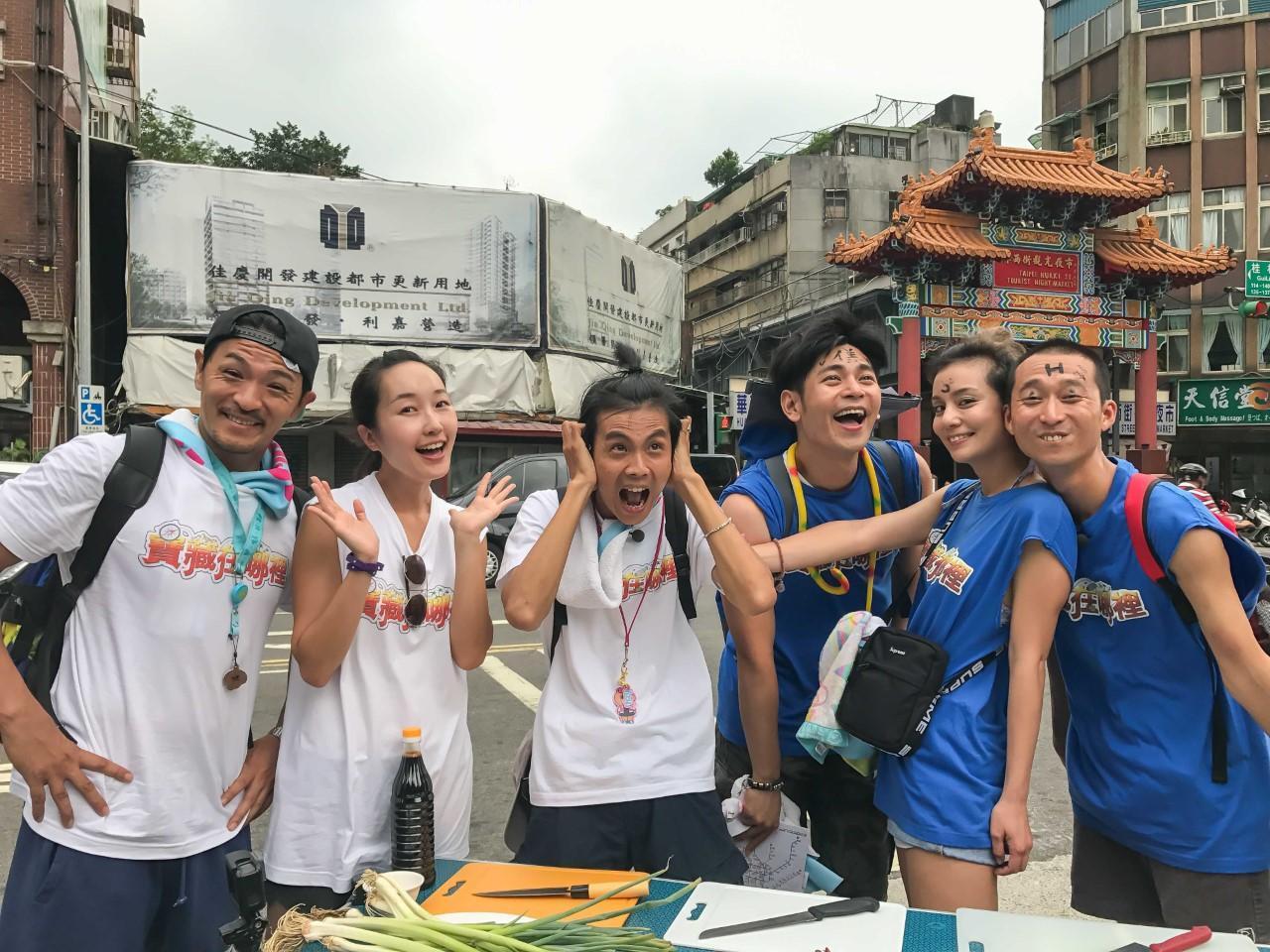 全新組合的食尚主持人將上演PK大賽,製作單位出奇招,設計五花八門的遊戲,讓兩隊廝殺。(TVBS提供)