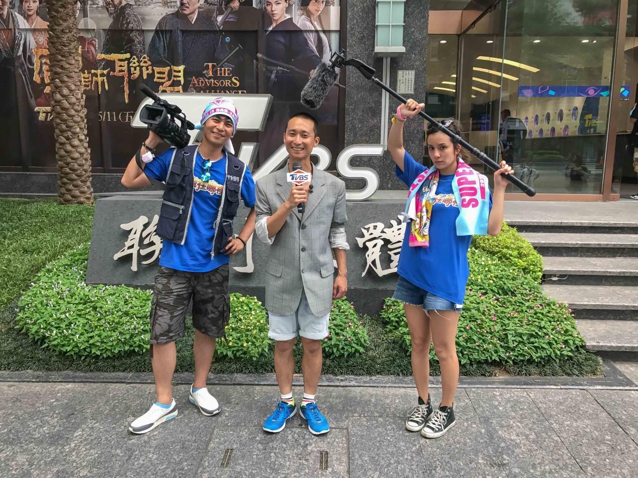 浩子與楊子儀日前為《食尚玩家》全新企劃化身電視台記者,一路跟監莎莎。(TVBS提供)