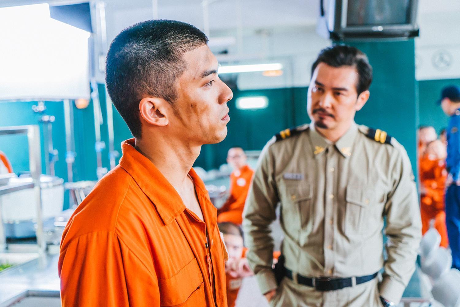 連愷飾演的凶狠獄警對待犯人毫不手軟,不服管教的林哲熹也被他打到頭破血流。(文達文創提供)
