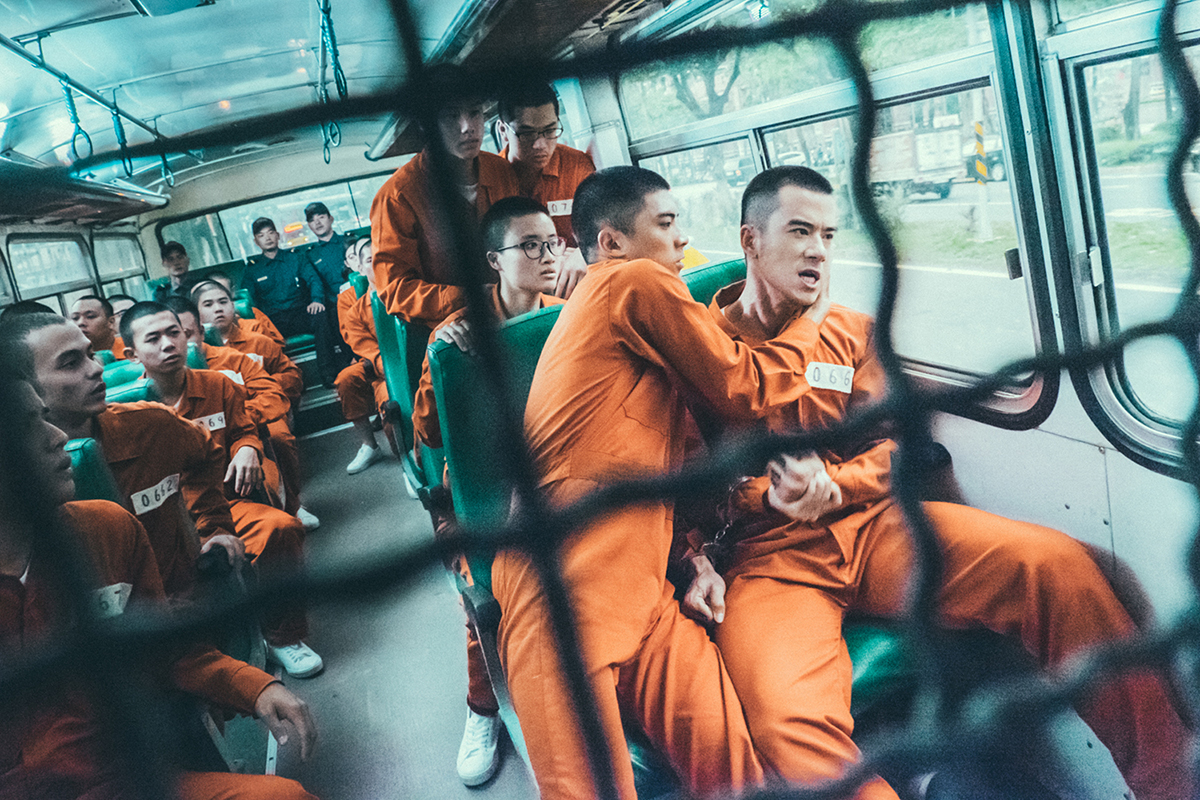 林哲熹（前右2）與紀言愷片中衝突不斷，在餐廳也打，坐在囚車上還在打。（文達文創提供）