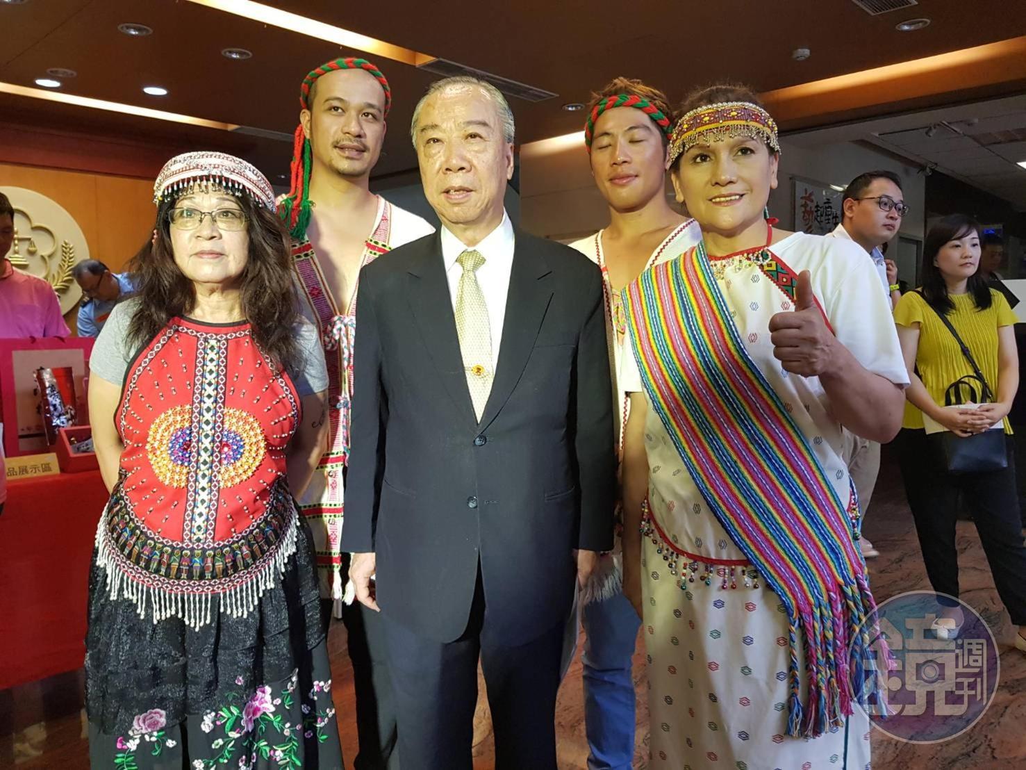 身兼台灣更生保護會董事長的台灣高等檢察署檢察長王添盛,成為記者會焦點,一堆人搶拍留影。