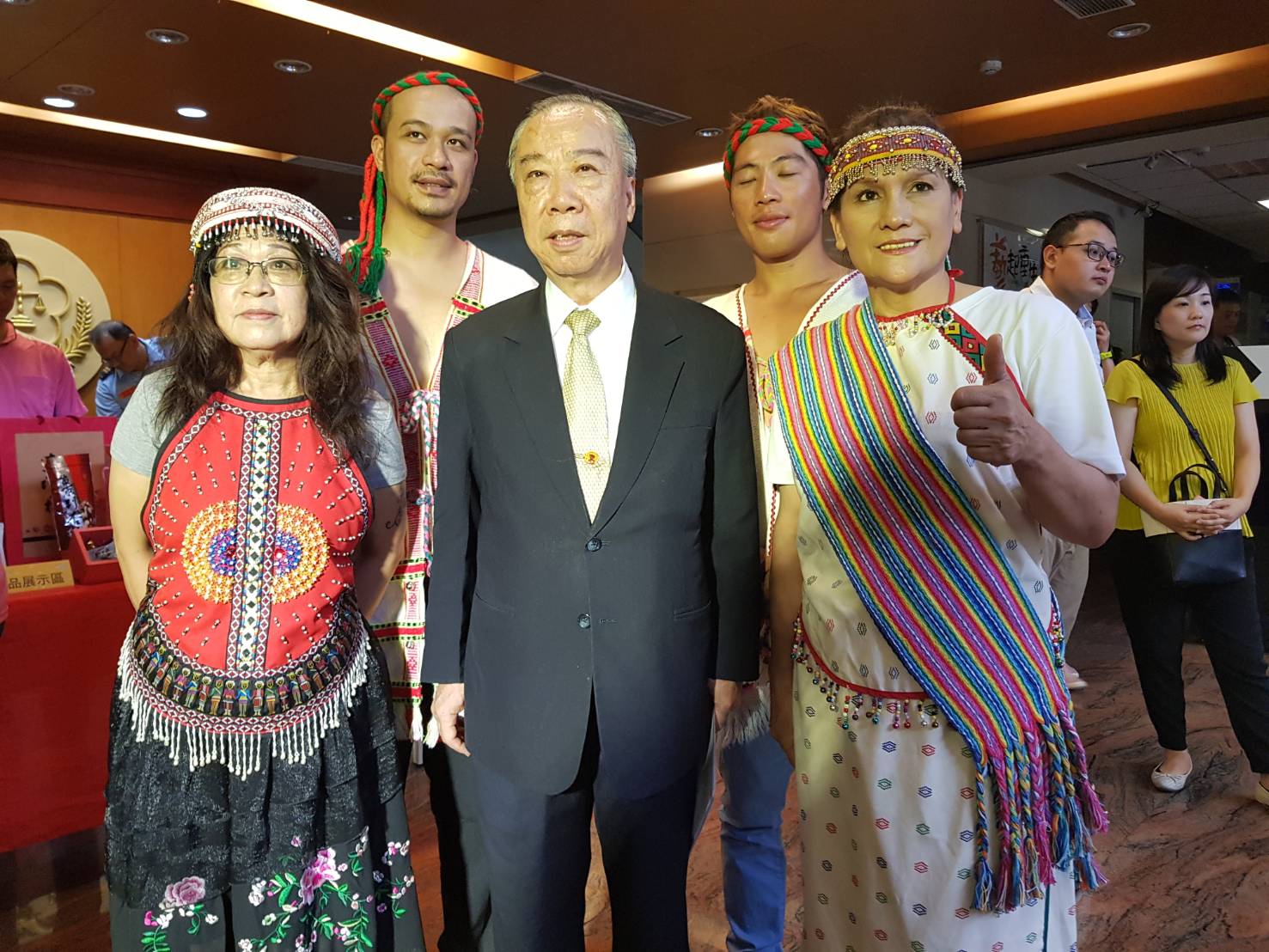 身兼台灣更生保護會董事長的台灣高等檢察署檢察長王添盛，成為記者會焦點，一堆人搶拍留影。