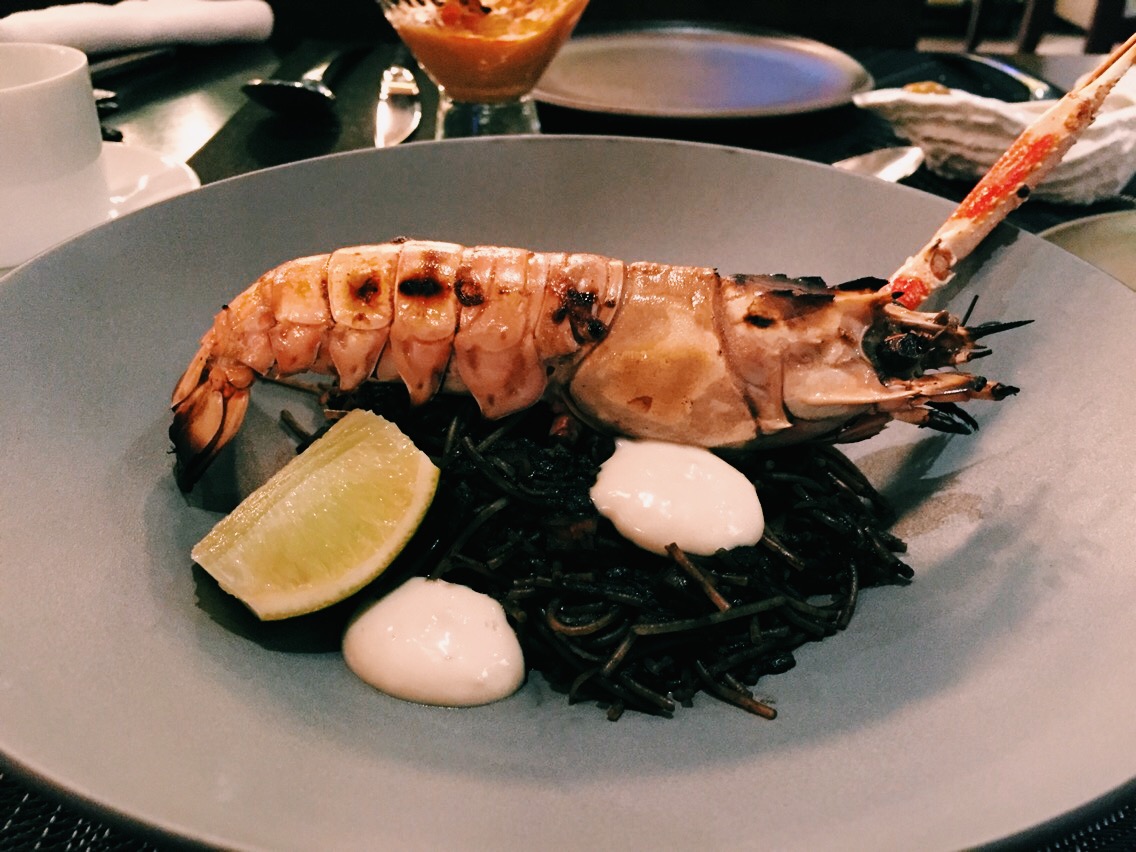 「西班牙墨魚麵及大蝦」一上桌，大蝦和黝黑色澤吸引眼球，炭烤味濃郁。（首波菜單1,800元套餐菜色）