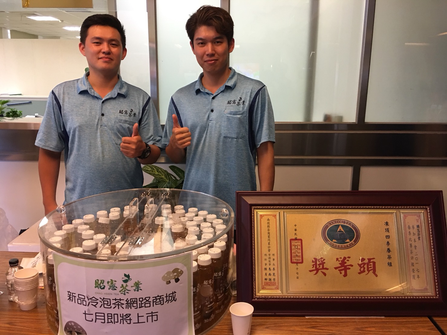 目前創業商品已有67項，涵蓋肉酥、蛋捲、咖啡、各類文創美食及時下最夯的保健食品，昭憲茶葉也頗受好評。