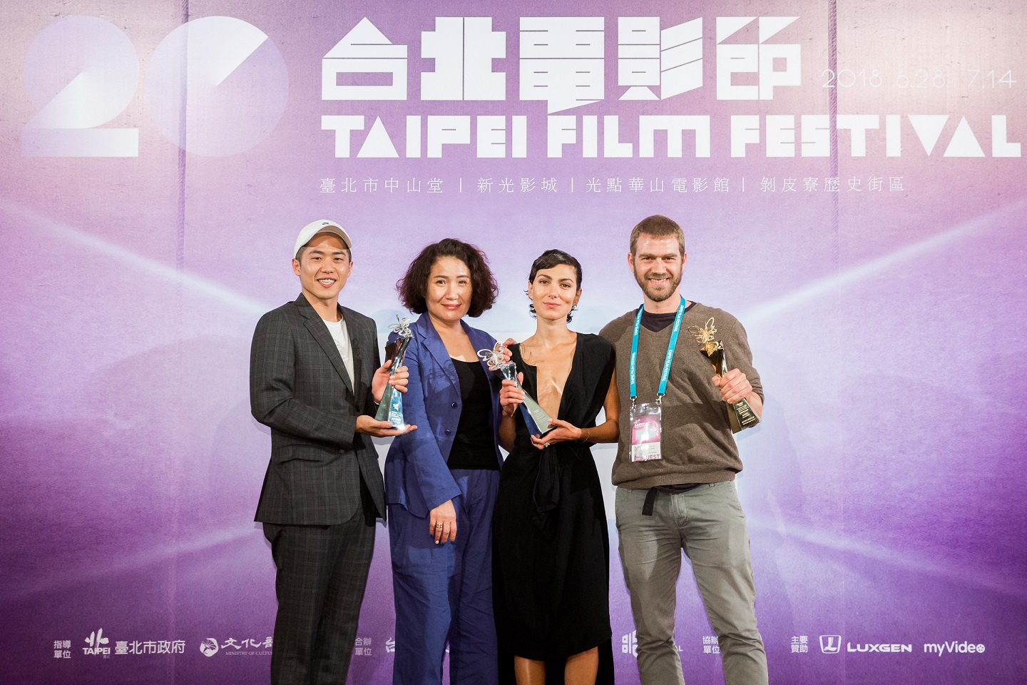 台北電影節「國際新競賽導演」得獎者，《誰先愛上他的》導演許智彥（左起）、徐譽庭、評審團特別獎《騙婚風暴》演員蘇荷瑞加納德、最佳影片《自己的工廠自己救》演員荷西史密斯法加斯。（台北電影節提供） 