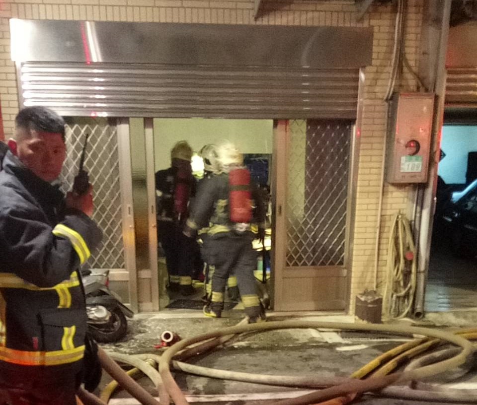 三峽民宅起火，37歲董姓女子不幸命喪火窟。（翻攝畫面）