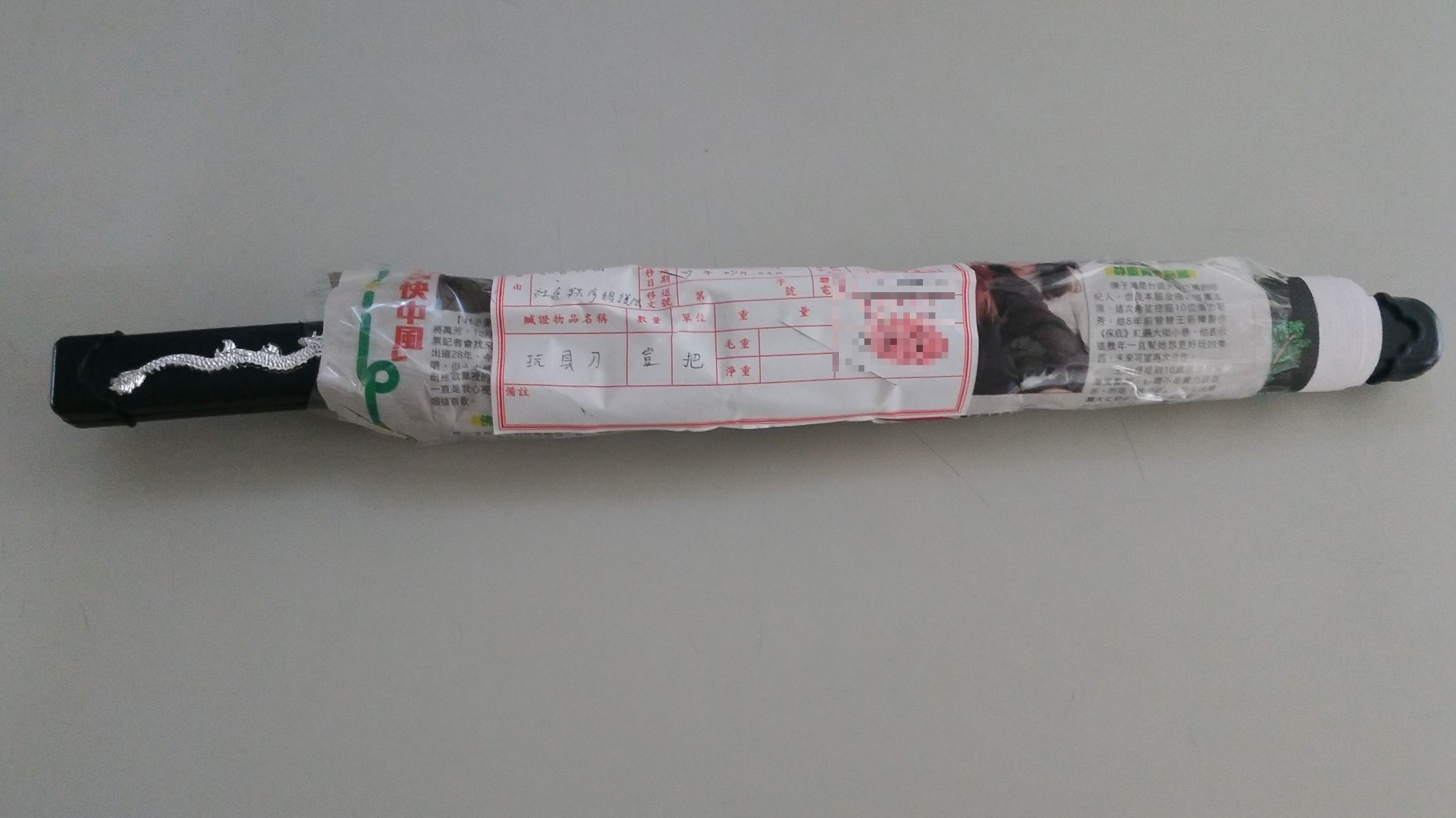 嫌犯用來威嚇的凶器是塑膠玩具刀。（翻攝畫面）