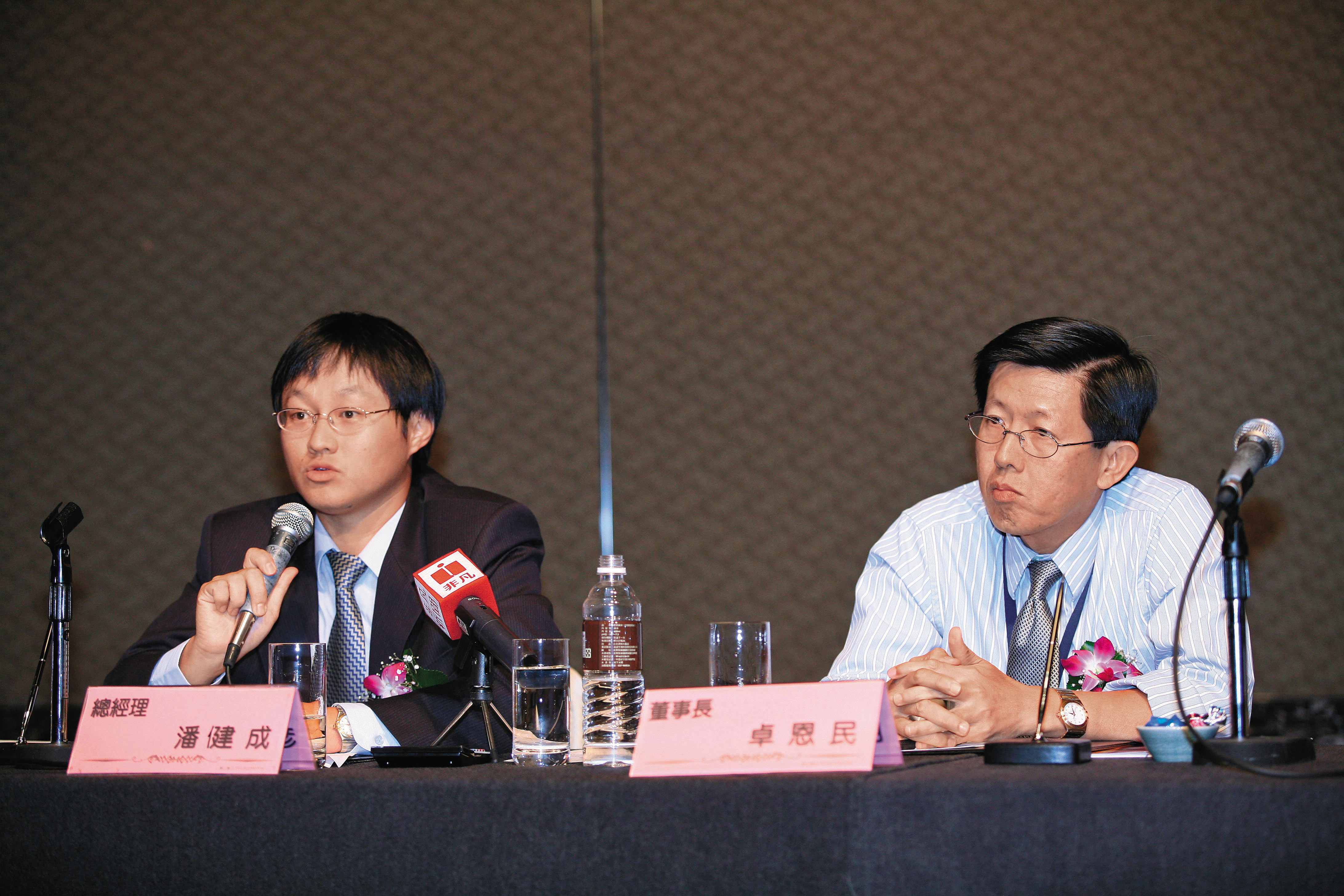 潘健成（左）禮聘卓恩民（右）出任群豐董事長，還提供優渥薪水，雙方最後仍撕破臉。（財訊提供）