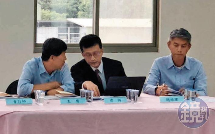 群豐召開股東常會,由董事長卓恩民(左)主持,股東忿忿不平,質疑經營不善。