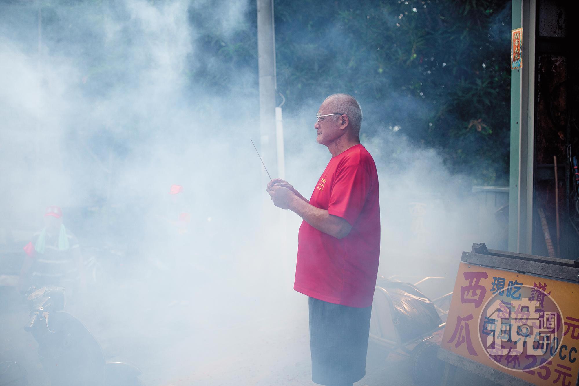 許東水在買賣西瓜中學會敬天敬神,採訪當天白沙屯媽祖遶境恰巧經過,他特地持香祭拜。