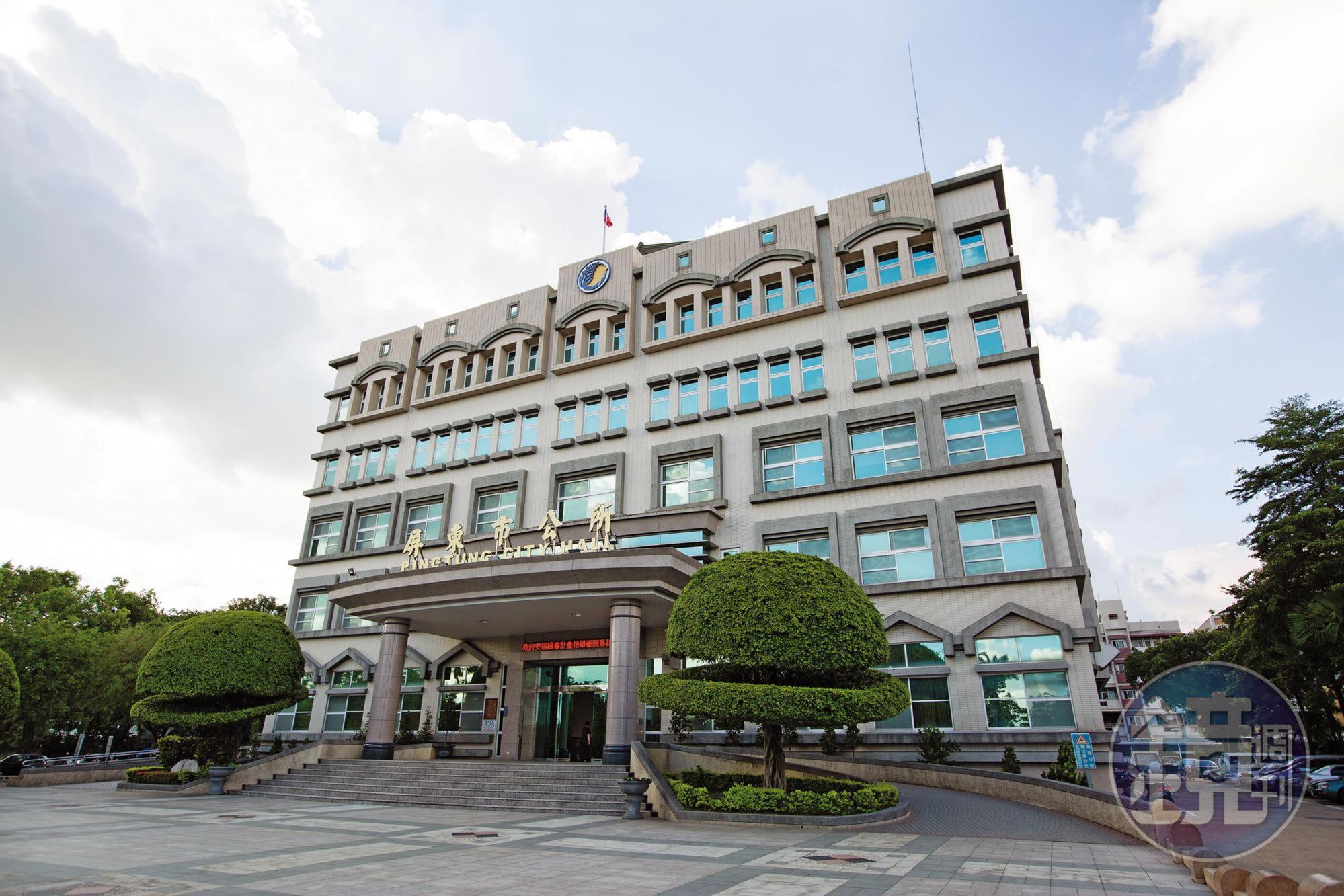 屏東市公所相繼爆發火葬場集體索賄、前市長貪汙遭判刑和盜賣塔位，廉能形象和效率大打折扣。