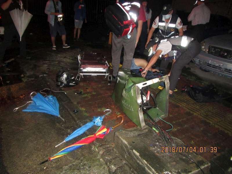 大學情侶騎機車猛撞第四台箱變形,物品噴飛一旁。(警方提供)