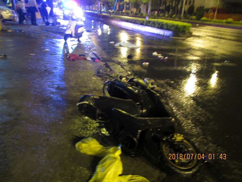 機車雨衣散落一旁，可見當時機車速度相當快。（警方提供）