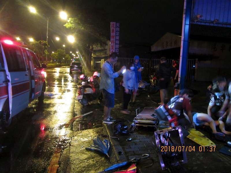 警消趕緊將大腿變形的陳女做簡易包紮，送醫救治。（警方提供）