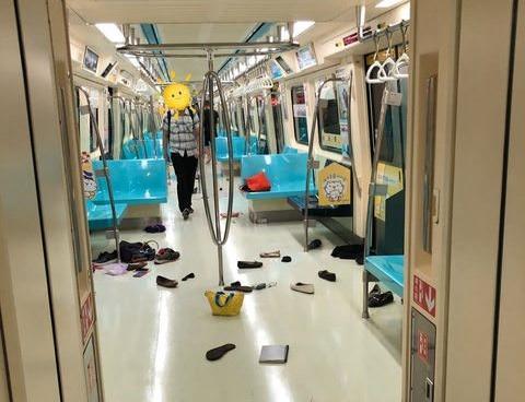北捷今(4)日上午車廂突然出現2隻老鼠嚇壞通勤族,奔逃的民眾鞋子、錢包散落一地。(網友提供)
