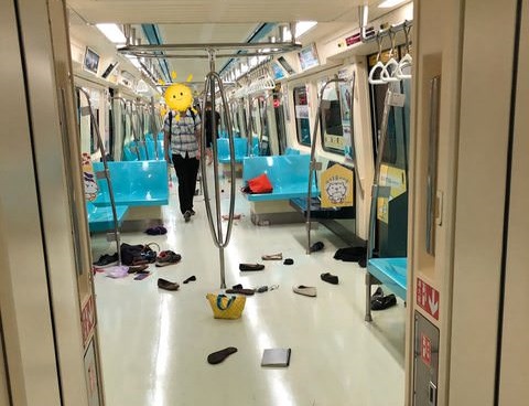 北捷今（4）日上午車廂突然出現2隻老鼠嚇壞通勤族，奔逃的民眾鞋子、錢包散落一地。（網友提供）