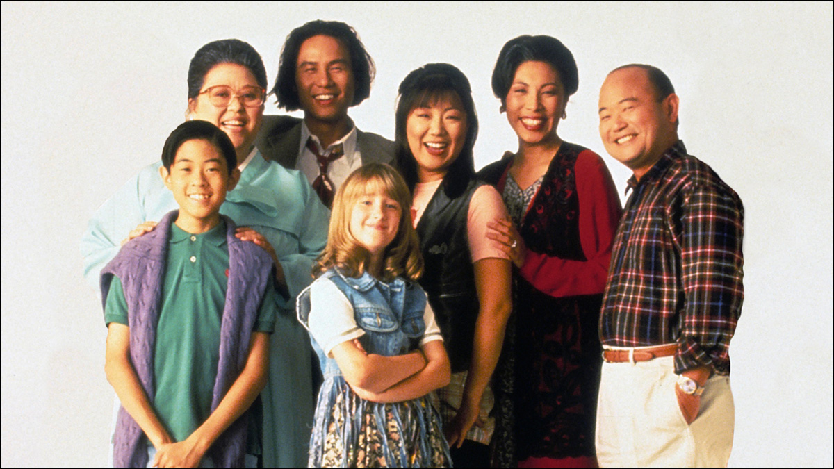 美國ABC電視台曾邀趙牡丹(右三)演出情境喜劇《All-American Girl》,卻因受視率不高,只播出一季。(翻攝自yomyomf.com)