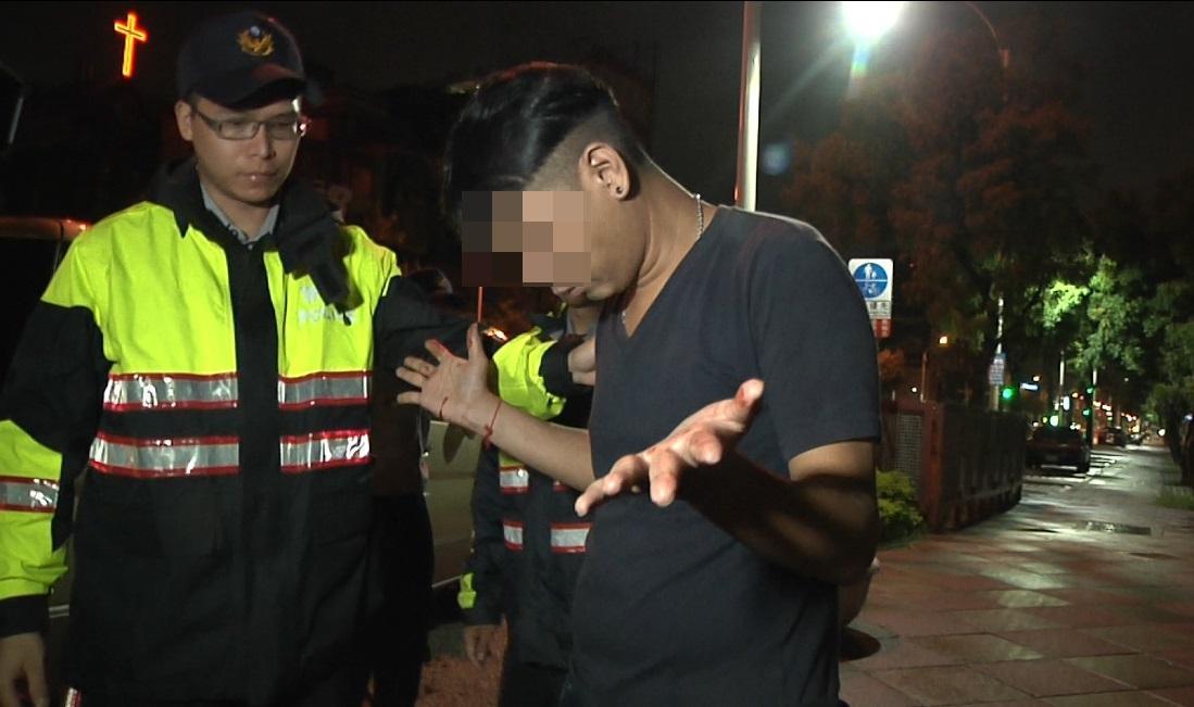 林男瘋世足 酒吧貪杯還酒駕，酒測值高達1.11，這下賠了夫人又折兵。（警方提供）