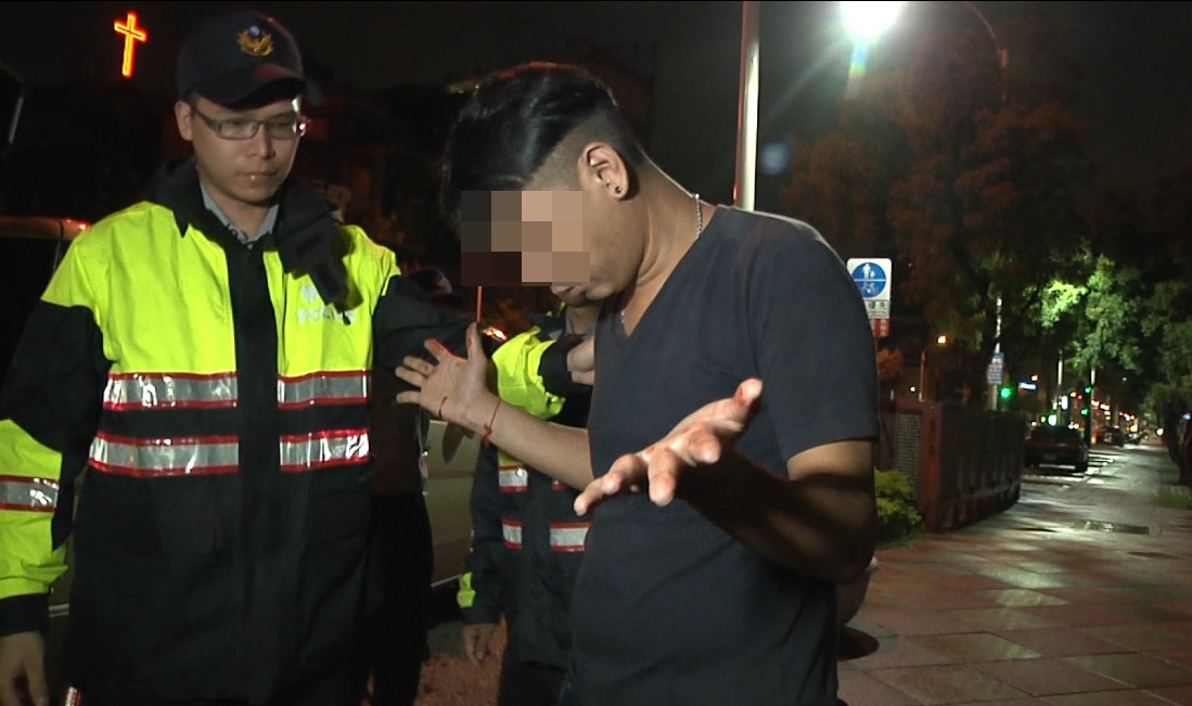 林男瘋世足 酒吧貪杯還酒駕，酒測值高達1.11，這下賠了夫人又折兵。（警方提供）