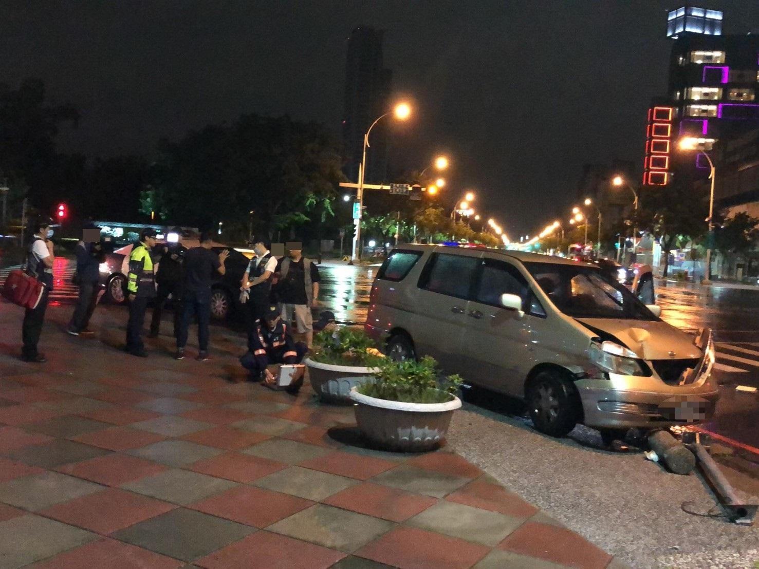 醉男看完世足賽，駕駛箱型車自撞號誌桿，他自嘲輸球還賠大錢，得不償失。（警方提供）