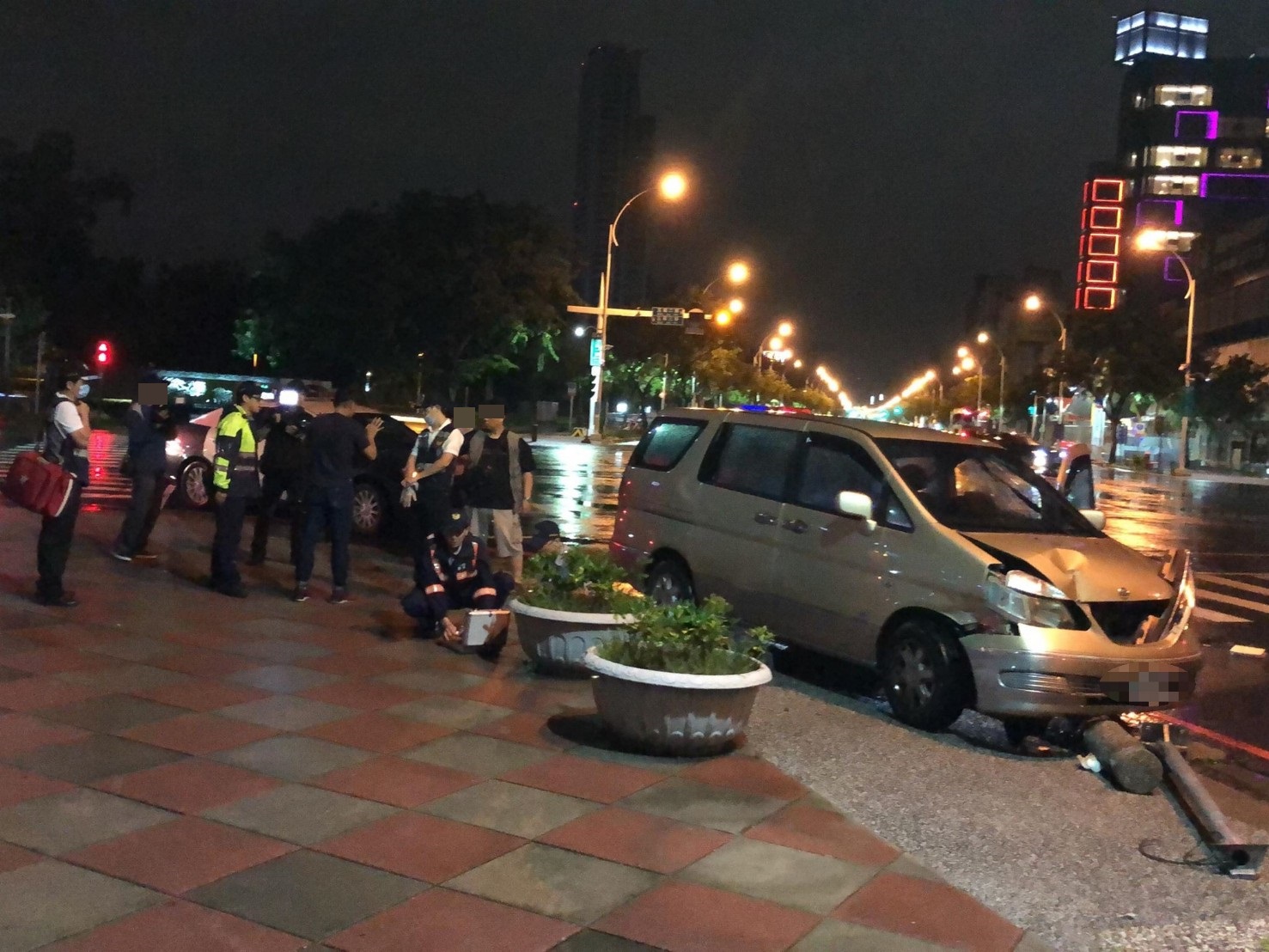 醉男看完世足賽，駕駛箱型車自撞號誌桿，他自嘲輸球還賠大錢，得不償失。（警方提供）