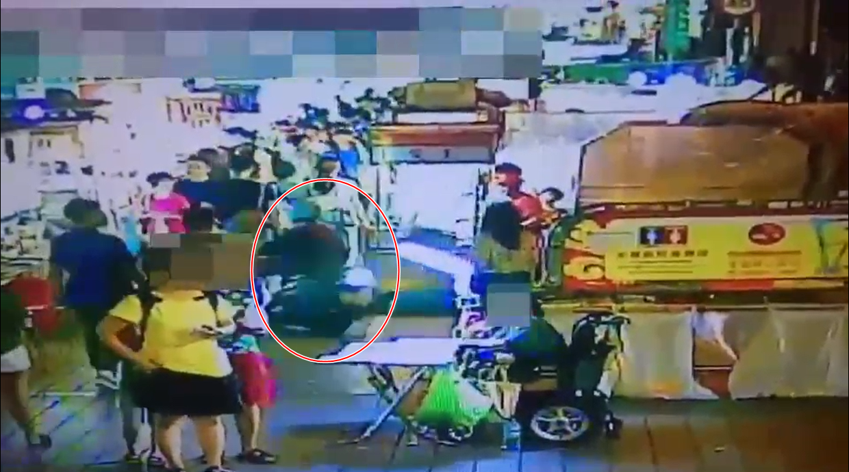 李姓詐欺通緝犯眼見警察上前盤查,騎乘機車高速闖入人潮眾多的寧夏夜市(紅圈處),最終仍在警民通力合作下乖乖就逮。(警方提供)