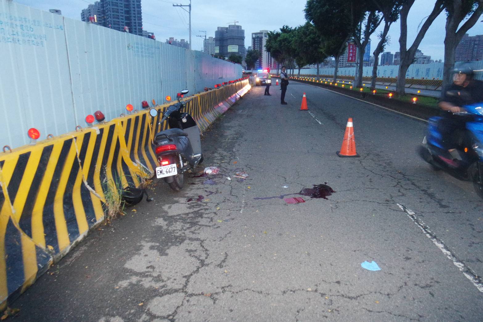 事故現場還留有大片血跡，令人怵目驚心。（警方提供）